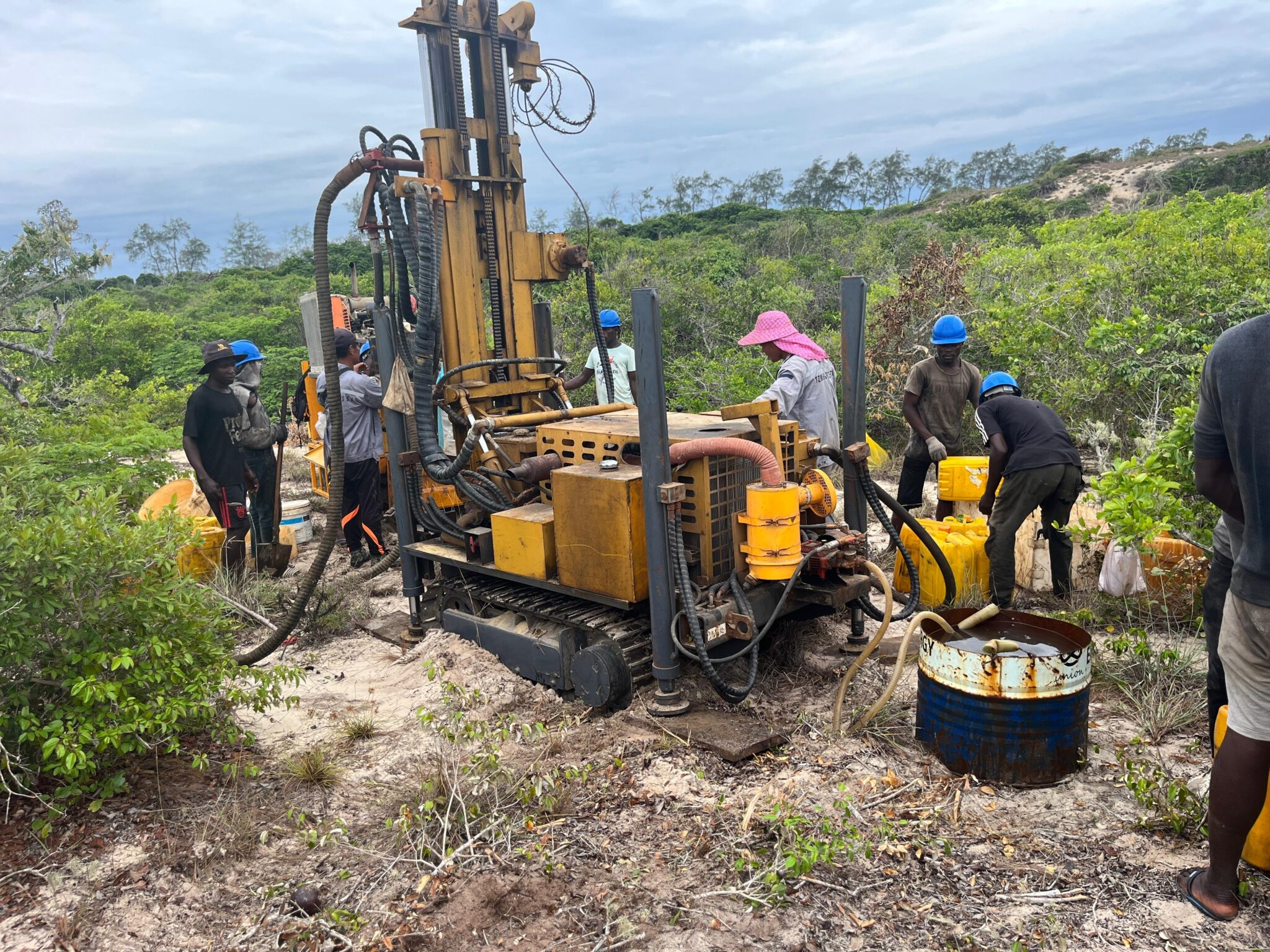 Equipa técnica realizando Pesquisa Geológica e Geociências Aplicadas em área de potencial mineral em Moçambique.